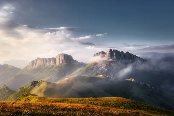 Poranny świt po deszczu z mgłą na alpejskich kamiennych pustkowiach Kaukazu. Kamienny zamek, brama. Rosja — Zdjęcie stockowe