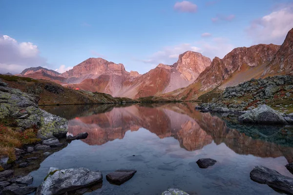구름, 호수, 산맥의 산들, 여행 과 산의 생활. 호수의 벽면 — 스톡 사진