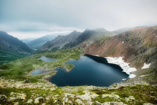 Landschap uitzicht op bergen en meer met sneeuw, Kaukasus, Rusland — Stockfoto