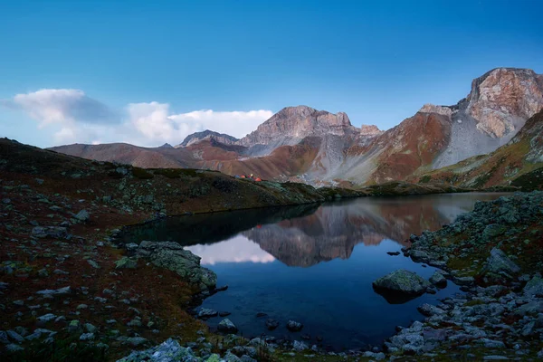 Piękne Góry Zachodzie Słońca Chmurach Złote Pole Alpejskie Jeziora Pasma — Zdjęcie stockowe