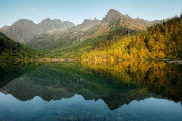 Bellissimo Paesaggio Autunnale Lago Montagna Foresta Conifere Specchio Riflesso Russia — Foto Stock