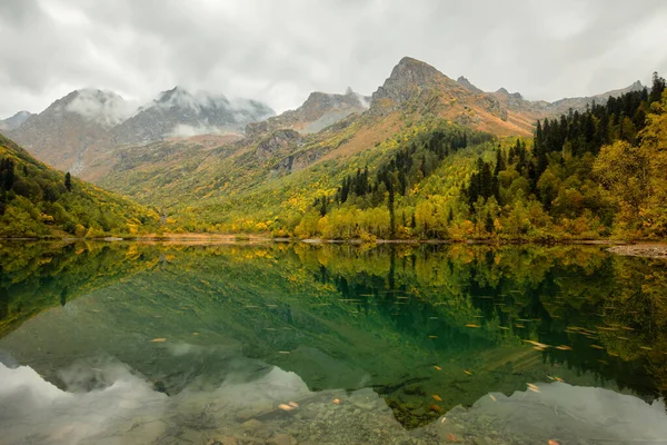 Bela Paisagem Outono Lago Montanha Floresta Coníferas Reflexo Espelho Rússia — Fotografia de Stock