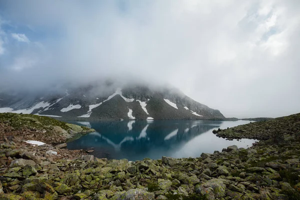Βραχώδης Ακτή Μιας Ορεινής Λίμνης Γαλαζοπράσινα Νερά Πυκνή Ομίχλη Και — Φωτογραφία Αρχείου
