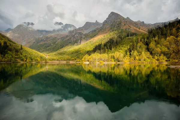 Bellissimo paesaggio autunnale, lago di montagna, foresta di conifere, specchio riflesso. Russia, Kardyvach — Foto Stock