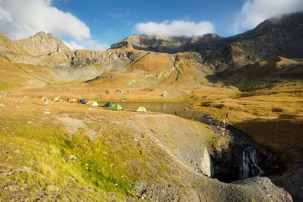 Namiot na brzegu górskiego jeziora otoczonego skalistymi górami. Rosja, Arkhyz — Zdjęcie stockowe