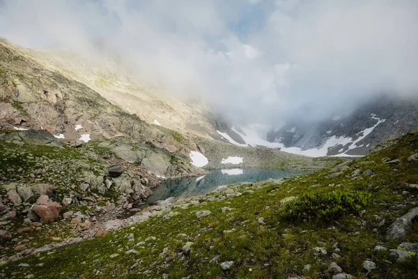 Rotsachtige Oever Van Een Bergmeer Met Turquoise Water Dichte Mist — Stockfoto