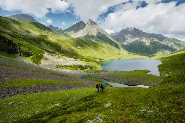 Kobiety Podróżnik Plecakiem Patrząc Niesamowite Góry Jezioro Podróżować Przyrodzie Koncepcji — Zdjęcie stockowe