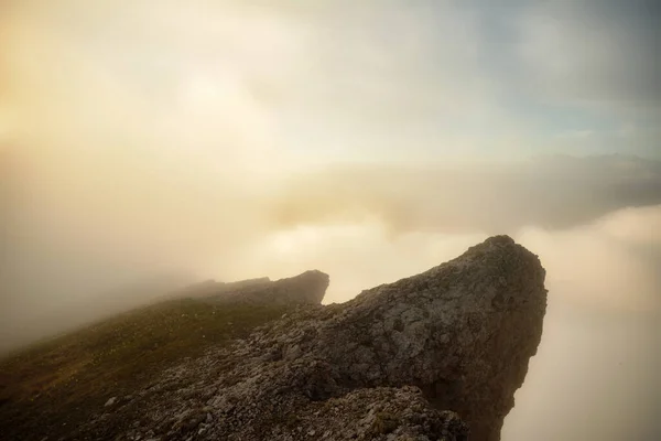 Szczyt Gór Wysokie Ostre Skały Mgle Zachodzie Słońca Kolorowe Tło — Zdjęcie stockowe