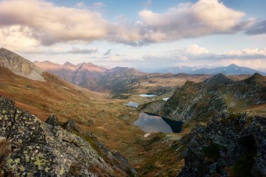 Gün batımında güzel dağlar, altın alp tarlaları, göller ve sıradağlar, seyahat ve dağ hayatı. Yüksek kalite fotoğraf