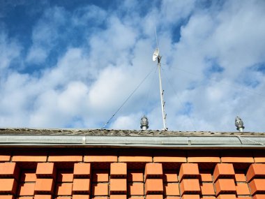 Açık hava kablosuz bağlantı bakımı. Mikrodalga internet bağlantısı için ağ donanımı aygıtı. Özel bir eve kurulmuş.