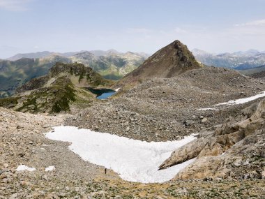 Sofya Dağı yakınlarındaki Arkhyz, Rusya 'daki göller ve buzullar manzarası. Yüksek kalite fotoğraf