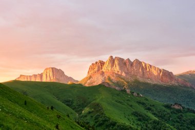 Acheshbok Dağları ve Büyük Thach, Kafkaslar, Krasnodar Bölgesi, Rusya 'daki doğal parktaki Şeytan Kapısı. Yüksek kalite fotoğraf