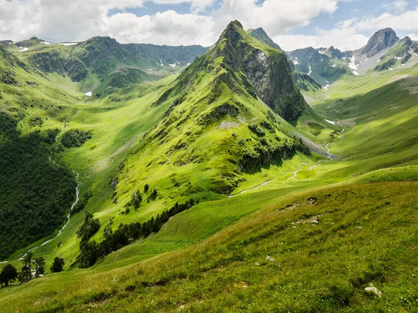 Niesamowity Krajobraz Górski Rosji Słoneczny Dzień Alpejska Zielona Łąka Kaukazie — Zdjęcie stockowe