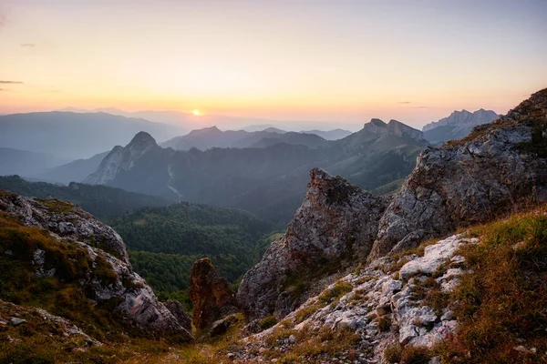 Góra Rocky Szczyty Słońcem Wschodzącym Tyłu Wysokiej Jakości Zdjęcie — Zdjęcie stockowe