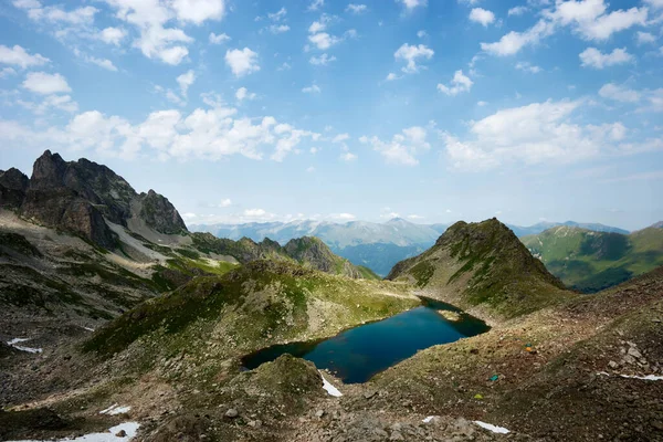 Alpine Turquoise Meer Omgeven Door Rotsen Karachay Cherkessia Arkhyz Rusland — Stockfoto