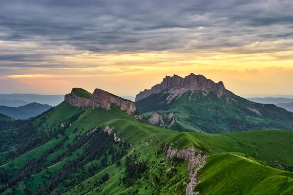 Tramonto Estivo Montagna Con Raggio Luce Foto Alta Qualità — Foto Stock