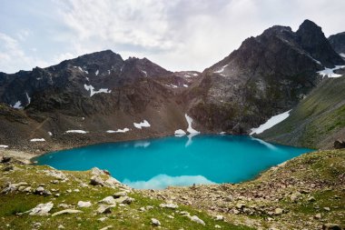 Sofya 'nın dağlık turkuaz gölünün etrafı kayalarla çevrili. Karachay-Cherkessia, Arkhyz. - Rusya. Yüksek kalite fotoğraf