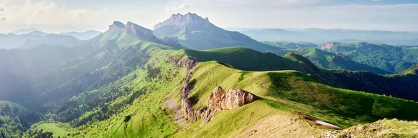 Letni Krajobraz Góra Skalistym Szczytem Big Thach Sezonie Letnim Adygea — Zdjęcie stockowe