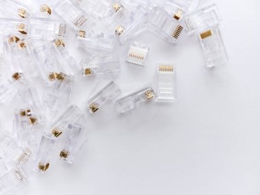 Beyaz arkaplana ethernet RJ45 konnektörleri yerleştiriliyor. Yüksek kalite fotoğraf