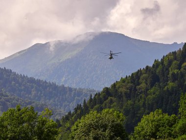 Helikopterle dağlarda mal dolaşımı. Yüksek kalite fotoğraf