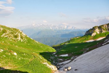 Adigea Cumhuriyeti Dağları, Rusya. Yavorova Polyana. Yürüme yolu ve Aygea 'nın güzelliği. Kafkas dağları. Kafkasya rezervi. Kafkas sırtı. Mountain Gölü. Lagonaki..