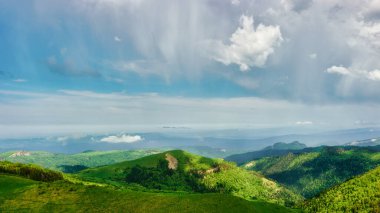Çayırlarda bulutlu güneş lekeleri. Kafkas dağları, Büyük Tkhach, Rusya. Yüksek kalite fotoğraf