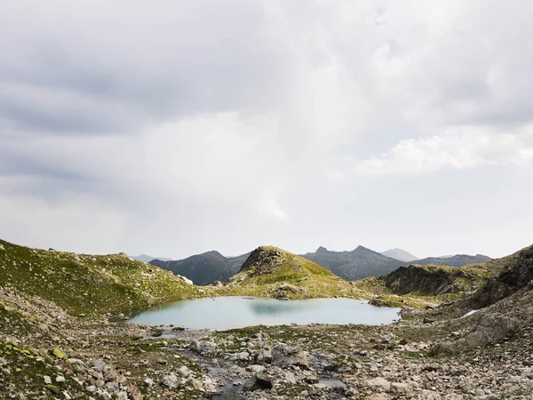 Alp Turkuvazı Gölü Kayalarla Çevrili Karachay Cherkessia Arkhyz Rusya Yüksek — Stok fotoğraf