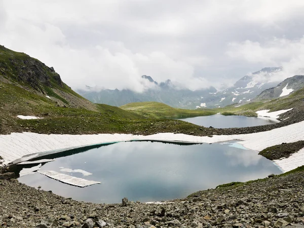 Paisagem Montesa Lago Nas Terras Altas Cáucaso Primavera Cor Brilhante — Fotografia de Stock