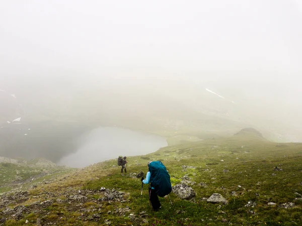 Grupa Turystów Plecakami Schodzi Szlakiem Górskim Jeziora Trekking Aktywność Wysokiej — Zdjęcie stockowe