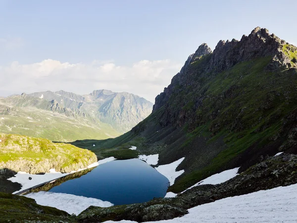 Dağ Manzarası Kafkasya Nın Dağlık Kesimlerinde Bir Göl Bahar Renkleri — Stok fotoğraf