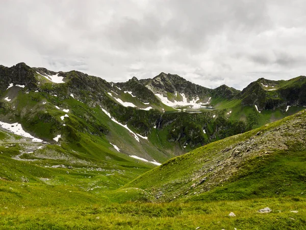 Berglandschap Groene Vallei Met Kristalwater Besneeuwde Bergen Kaukasus Bergen Hoge — Stockfoto