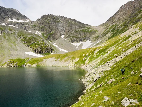Sırt Çantalı Bir Grup Turist Göle Doğru Dağ Yolundan Iniyor — Stok fotoğraf