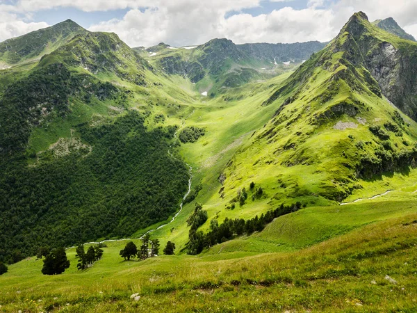 阳光普照的俄罗斯令人赞叹的山区风景 高加索高地的高山绿地 Arkhyzmountains的Idyllic山谷 — 图库照片