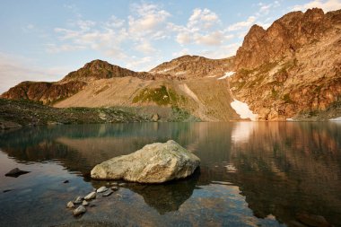 Sophia Gölü Arkhyz Dağı 'nda gün batımı manzarası. Kafkasya dağı ve mavi suyla göllü güzel bir yaz manzarası. Gün batımı dağ manzarası.