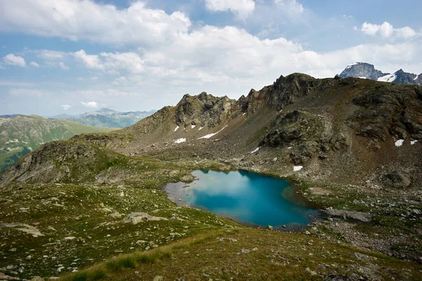 소피아의 알프스산맥의 청록색 호수가 바위로 둘러싸여 있습니다 Karachay Cherkessia Arkhyz — 스톡 사진