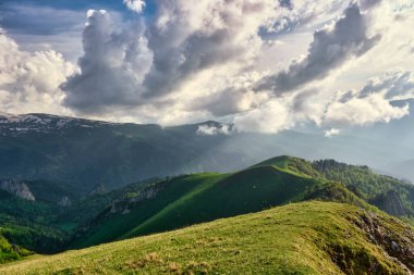 Çayırlarda bulutlu güneş lekeleri. Adygea, Bolshoy Tkhach ve Kafkasya Dağları 'nın yaz yamaçlarında bulutların oluşumu ve hareketi 