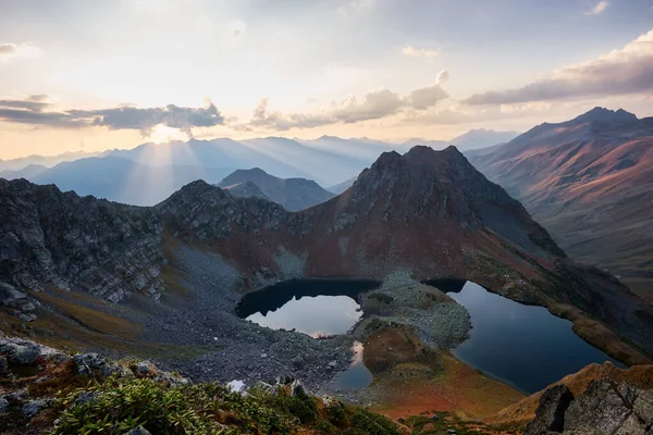 Gyönyörű Hegyek Naplementekor Felhőkben Arany Alpesi Mezők Tavak Hegyvonulatok Utazás — Stock Fotó