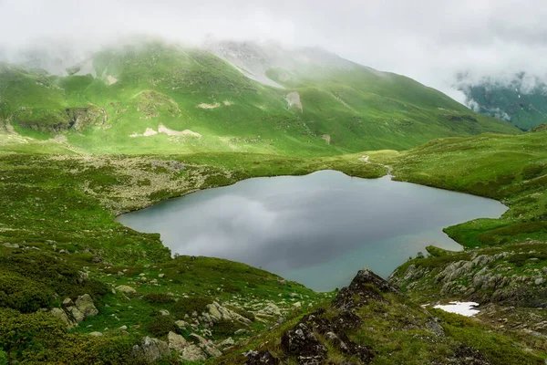 Piękny Panoramiczny Widok Jezioro Wild Mountains Mglisty Poranek Krajobraz Natury — Zdjęcie stockowe