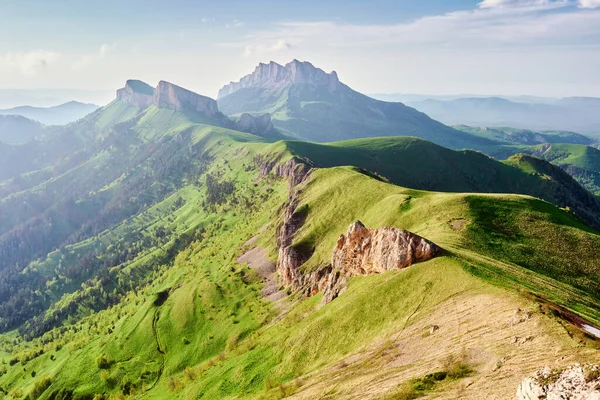 Letni Krajobraz Góra Skalistym Szczytem Big Thach Sezonie Letnim Adygea — Zdjęcie stockowe