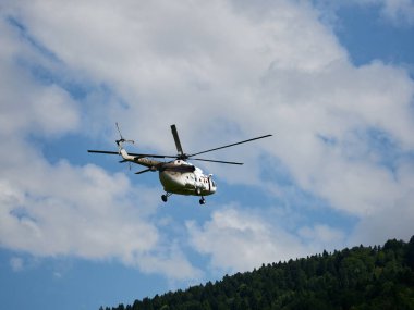Helikopterle dağlarda mal dolaşımı. Yüksek kalite fotoğraf