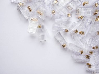 Beyaz arkaplana ethernet RJ45 konnektörleri yerleştiriliyor. Yüksek kalite fotoğraf