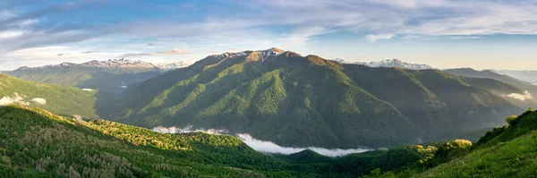 Bergveld Bij Zonsondergang Met Bergen Achtergrond Adygea Doe Het Zelf — Stockfoto