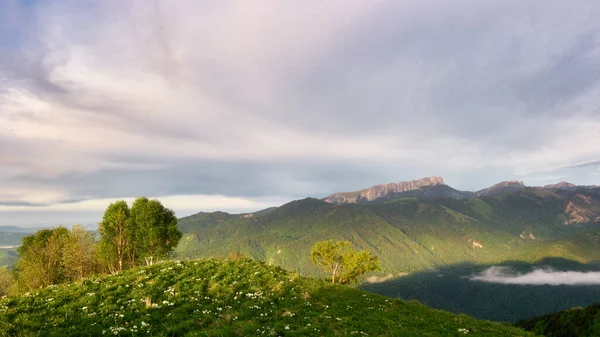 Campo Montagna Durante Tramonto Con Montagne Sullo Sfondo Adygea Fai — Foto Stock