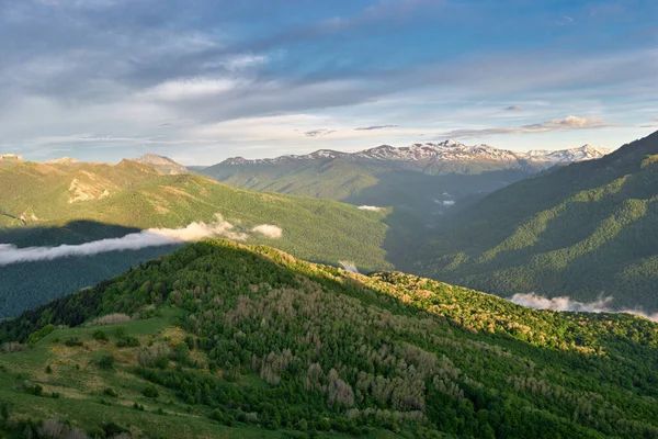 Bergveld Bij Zonsondergang Met Bergen Achtergrond Adygea Doe Het Zelf — Stockfoto