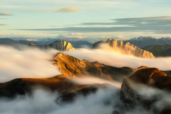 Montanhas Nevoeiro Belo Pôr Sol Outono Big Thach Natural Park — Fotografia de Stock