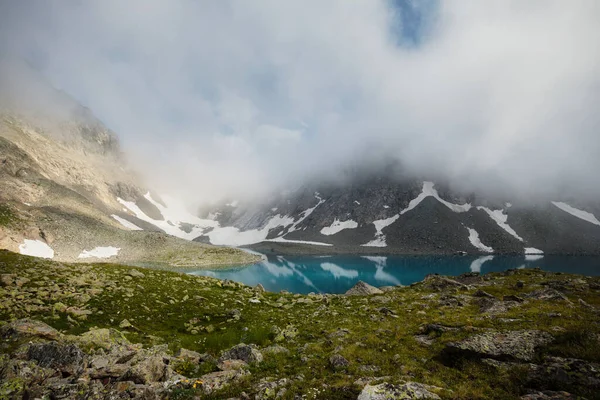 Rivage Rocheux Lac Montagne Avec Eau Turquoise Dans Brouillard Dense — Photo
