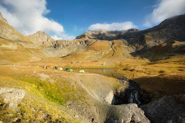 Namiot Brzegu Górskiego Jeziora Otoczonego Skalistymi Górami Rosja Arkhyz Wysokiej — Zdjęcie stockowe