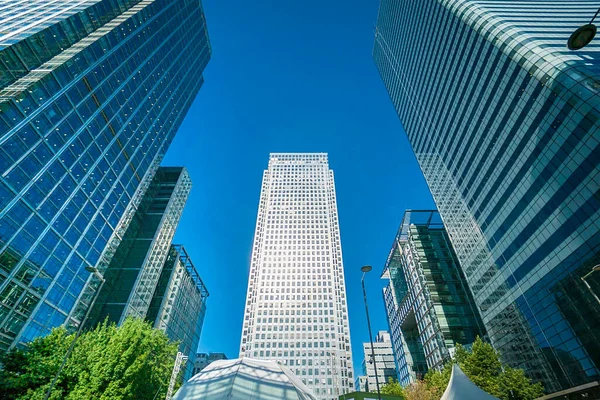 オフィスビル 高層ビル 晴れた日は ロンドンカナリーワーフ 英国のビジネス地区で ウェブサイト パンフレット ポスター デザインに使用できます — ストック写真