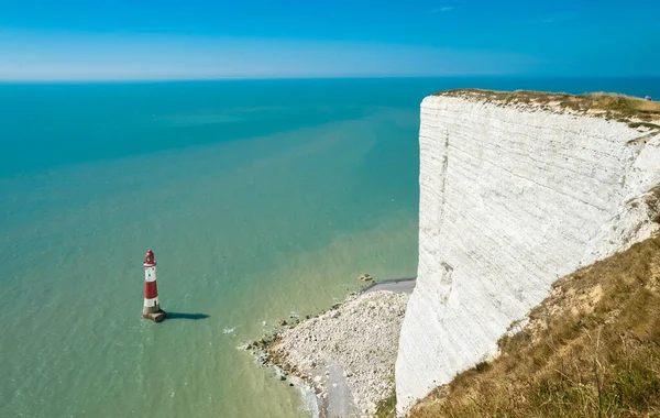 Bu mavi deniz manzarası ve Beachy baş deniz feneri, Seven Sisters 'ın beyaz uçurumları, Doğu Sussex, Eastbourne, İngiltere. Web siteleri, broşürler, posterler, baskı ve tasarım için kullanılabilir.