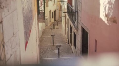 Koronavirüs salgını sırasında eski Lizbon kasabasında boş bir sokak.